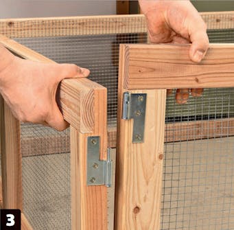 Montera gångjärn på väggramarna. Montera gångjärn på väggramarna.